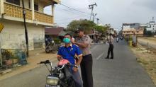Antisipasi Dampak Pekatnya Kabut Asap, Polres Lingga Gencar Bagi Masker