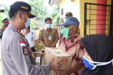 Kapolres Lingga Bagikan Sembako ke Warga Senayang