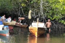 Warga Tajur Biru di Lingga Berdayung Sampan Dapatkan Air Bersih