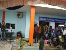 Calon Penumpang Dihibur Organ Tunggal di Pelabuhan ASDP Punggur