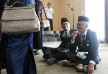 Tak Kuat Berdiri, Kepsek Ini Terpaksa Antre untuk Dapatkan Satya Lencana