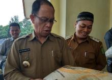 Terima Beras Cap Jagung Manis Dari Kades Bukit Langkap, Ini Kata Awe 