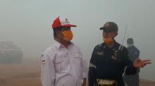 Di Tengah Kepungan Asap, Plt Gubernur Kepri Tinjau Lokasi Kebakaran TPA Punggur