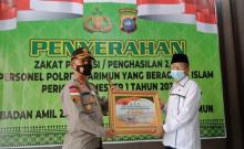 Kapolres Karimun Serahkan Zakat Profesi Personel ke Baznas