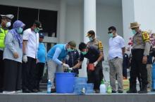 Pemda Bersama TNI/Polri Disinfeksi Kantor Bupati Natuna