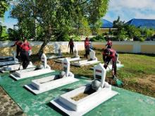 Hari Lahir Pancasila, Siswa SPN Polda Kepri Gotong Royong Bersihkan Makam Pahlawan