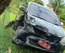 Mobil Dinas BP 22 B Hantam Truk Pengangkut Kayu di Tembeling