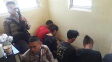 Foto Seorang Wanita dengan Para Pelaku yang Diduga Terlibat Pembunuhan Syahrial Koto