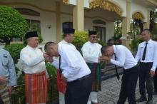 Aunur Rafiq Serahkan SK Penempatan CPNS Karimun yang Lulus 