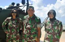  Aksi Dua Prajurit Wanita Ini Curi Perhatian Petinggi TNI