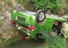 Kecelakaan Tunggal, Mobil Brio Terperosok ke Parit di Batuaji