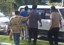 Ditahan, Mantan Anggota Dewan Bujang Gondrong Menangis di Ruang Jaksa