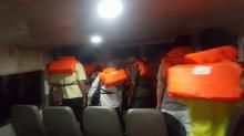 Sekoci Dibuang di Samping Mesin Kapal yang Tengah Penuh Asap, Penumpang Ketakutan