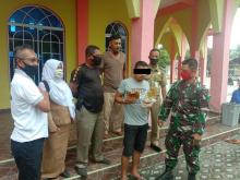 Pria di Karimun Teler Sambil Ngomix di Toilet Masjid
