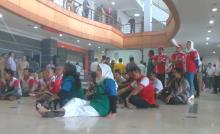 Tak Bisa Masuk ke Ruang Rapat Paripurna, Ini yang Dilakukan Pendukung RiaLis dan Ramah