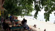 Pantai Pelawan Kembali Ramai Dikunjung Warga Karimun yang Jenuh di Rumah Aja