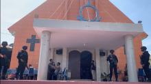 Penampakan Polisi Bersenjata Lengkap Jaga Gereja di Karimun