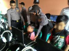 Polisi Razia Warnet, Pelajar di Tanjungpinang Nangis Lalu Kabur