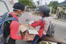 FKPS Bagikan Ratusan Takjil dan Masker untuk Warga Natuna