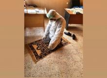 Tenaga Medis Tunaikan Salat Pakai Baju Hazmat di Tengah Ancaman Corona