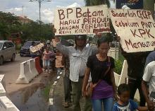 Warga Gusuran Ruli Oasis Demo BP Batam, Bawa Anak-anak dan Papan Bekas Rumah   