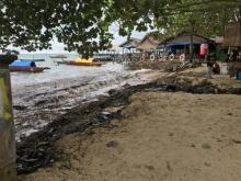 Limbah Minyak Hitam Kembali Cemari Pantai Batam
