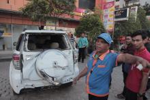 Ibu-ibu Syok Mobilnya Disundul Truk Kontainer 