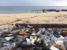 Eksotisme Pantai Senggiling Ternoda Sampah Plastik dan Botol Miras 