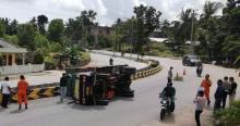 Truk Kontainer Terguling di Jalan Poros Karimun