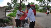 Relawan Indonesia Bersatu Lawan Covid-19 Kepri Bagi Sembako dan Nasi Bungkus