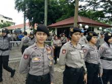 Foto-foto Polwan di Unjuk Rasa Ribuan Warga Baloi Kolam