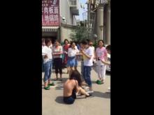 Video Gundik Cantik Disiksa Seorang Istri di Jalanan, Viral di Medos