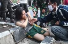 Duh, Wanita Cantik Depresi Nekat Mencoba Bunuh Diri di Jalan