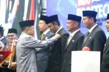 Wapres RI Beri Penghargaan Satyalencana Karya Bhakti Praja Nugraha ke Bupati Bintan