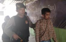 Seorang Wanita Melawan Saat Diangkut Petugas di Kampung Aceh