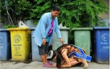 Ratu Kecantikan Sujud di Kaki Wanita Pemulung Ini, Siapa Dia?