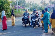 Polindes Kote Bagikan Puluhan Paket Takjil dan Tips Hidup Sehat ke Pengendara 