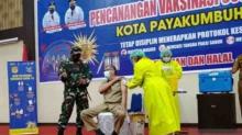 Wali Kota Payakumbuh Ngotot Disuntik Vaksin Covid-19 Meski Tensi Darah Tinggi
