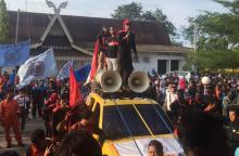 Demo Buruh di Kantor Disnaker Kota Batam Memanas