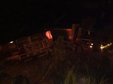 BREAKING NEWS! Dua Truk Masuk Jurang Waduk Mukakuning