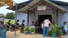 Gereja Akan Digusur,  Puluhan Jemaat dan Pendeta Gereja depan Oasis Berkumpul