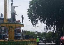 Dua Pelajar Pencoret Tugu Motivasi Pemuda di Tanjungpinang Dihukum Polisi