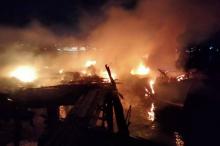 Petugas Kesulitan Padamkan Kebakaran Bengkel Kapal di Tanjungpinang