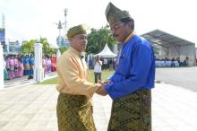 Gagahnya Wabup Lingga Ketika Jadi Komandan Upacara HUT Kepri ke-16