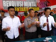 Ribuan Butir Ekstasi Ditempel di Lengan dan Diselundupkan