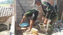 Pemasangan Kloset  untuk Kesehatan Sungai Desa Bonomerto