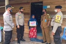 Polres Natuna Bagi-bagi Sembako ke Warga Pengadah