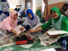 Jalasenastri TBK dan Organisasi Wanita di Karimun Belajar Membatik