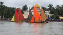 Warna Warni Sampan Layar Hiasi Pantai Pulau Tulang