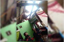Angin Kencang Sapu Rumah Warga Kampung Bugis, Atap Tinggal Separuh